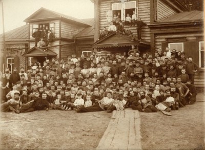 Рабочие фабрики ножевых изделий Торгового дома М.И. Теребина и сыновей 1900е ПИМ.jpg