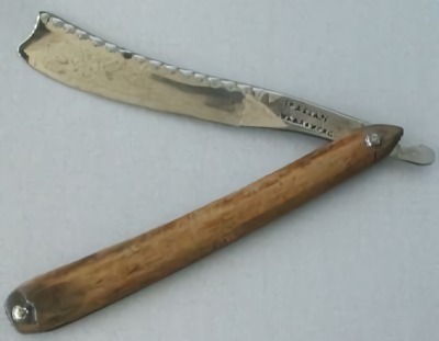 two-very-old-wood-handle-strait-razors_waifu2x_photo_noise3_scale.png