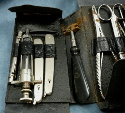 Antique-Hauptner-Medical-Kit-Hypodermic-Reflex-Hammer-Knives-_57.jpg