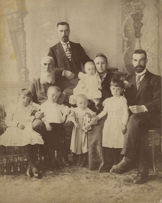 Портрет семьи владельца Торгового дома М. И. Теребина сыновей в селе Павлове 1901 ПИМ.jpg