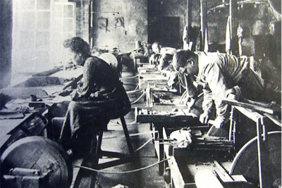Шлифовальный цех при фабрике брадобрейского инструмента,1925 г..png