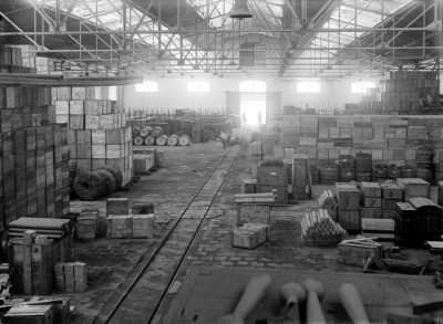 COLLECTIE_TROPENMUSEUM_Magazijn_van_de_ijzerwarenfabriek_Schlieper_Batavia_TMnr_10014479.jpg
