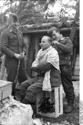 Bundesarchiv_Bild_101I-394-1459-21,_Russland,_Soldaten_beim_Haareschneiden.jpg