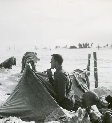 11-gi-soldier-tent-shave.jpg